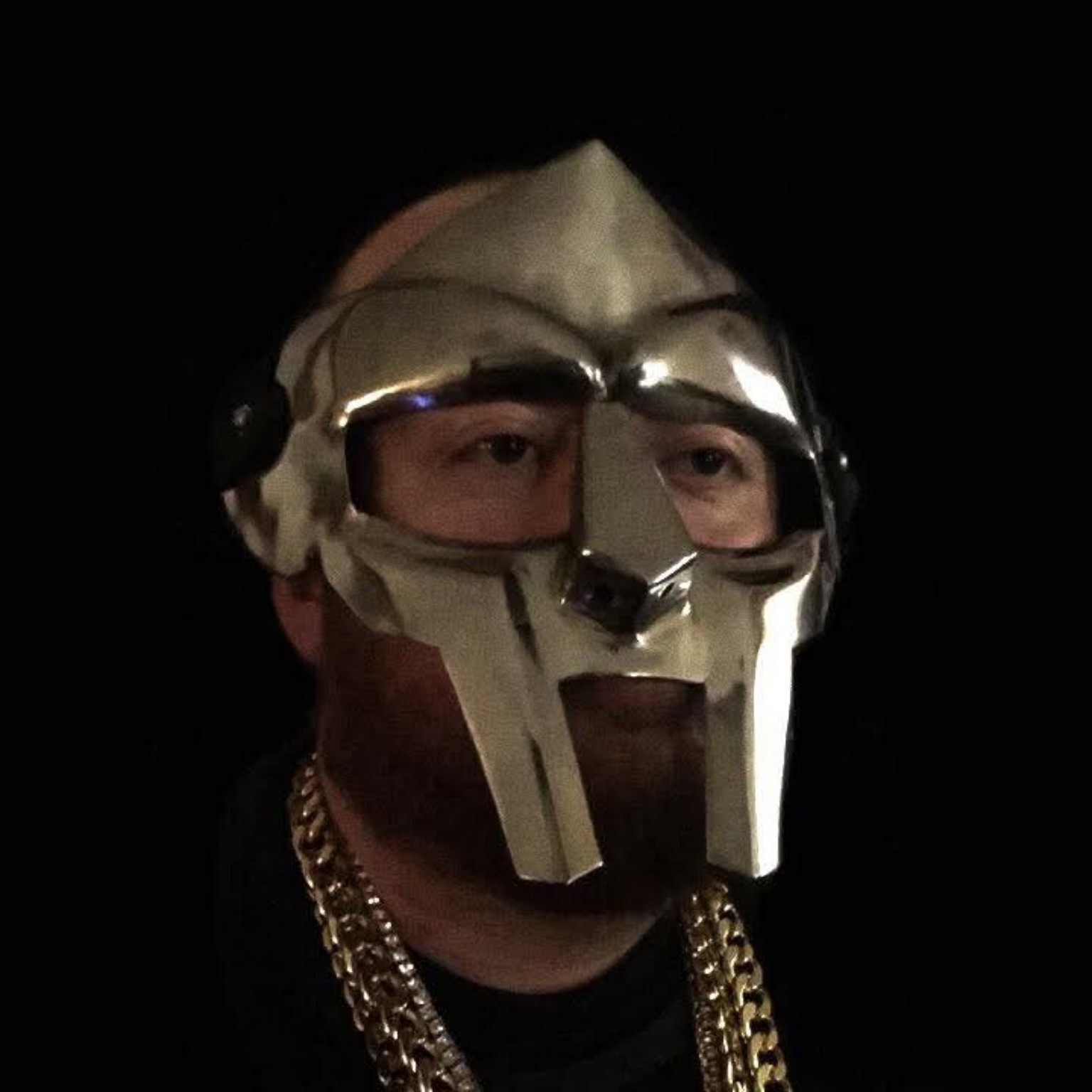 iLL WiLL the Mick wearing a metallic mask and chains